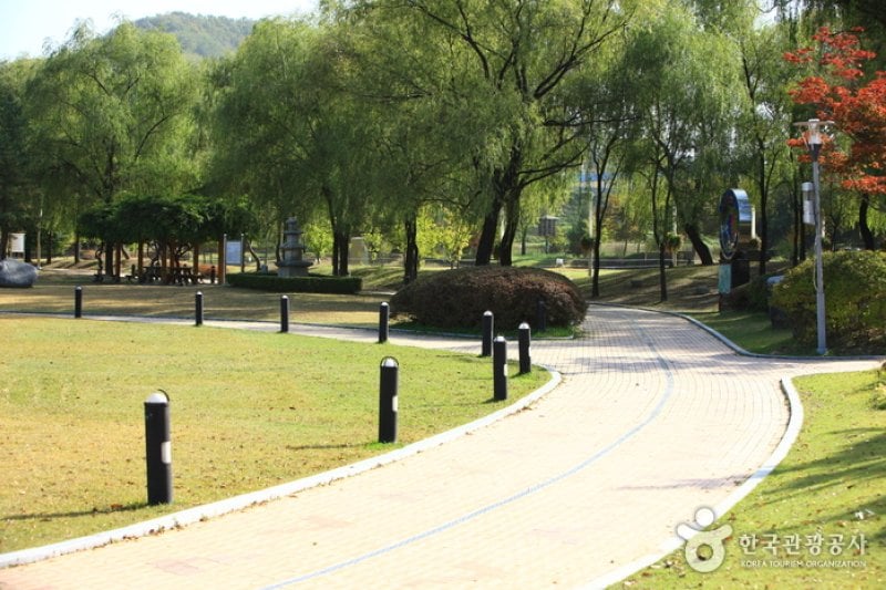 Cheonan Three-way Intersection Park  (7/11)