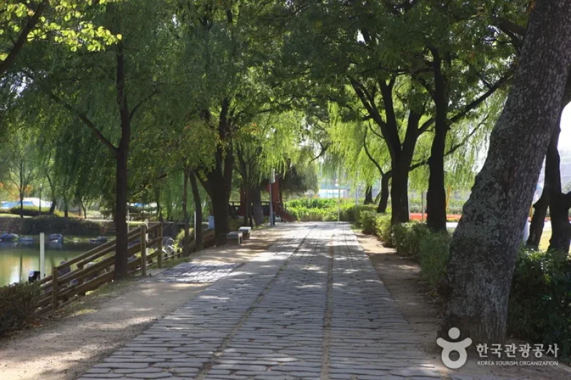 Cheonan Three-way Intersection Park  (8/11)