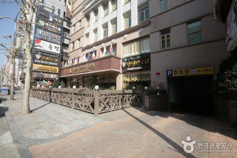 Tourist Hotel Masters  (2/28)