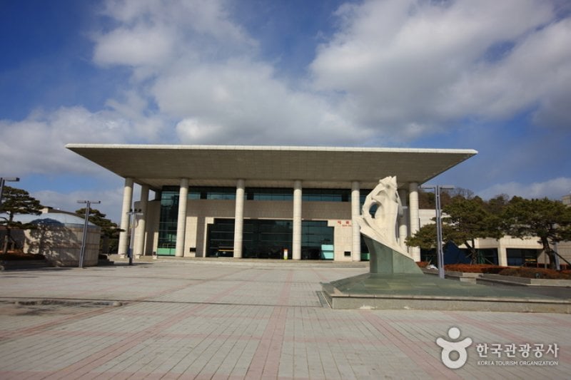 Gwangju Culture &amp; Art Center (광주문화예술회관) (1/4)