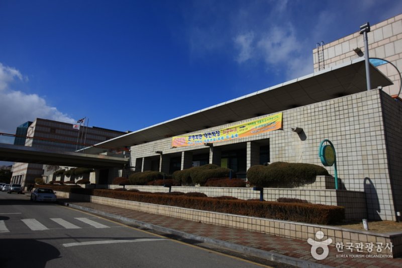 Gwangju Culture &amp; Art Center (광주문화예술회관) (2/4)