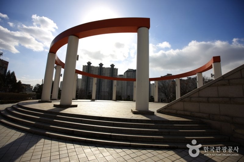 Gwangju Culture &amp; Art Center (광주문화예술회관) (3/4)