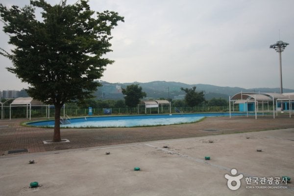 Outdoor Swimming Pools in Gwangnaru Hangang Park