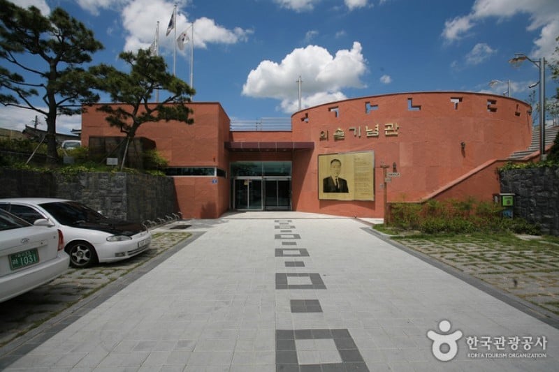 Birthplace of Oesol Choe Hyeon-bae and Memorial Hall  (1/6)