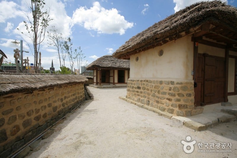 Birthplace of Oesol Choe Hyeon-bae and Memorial Hall  (4/6)