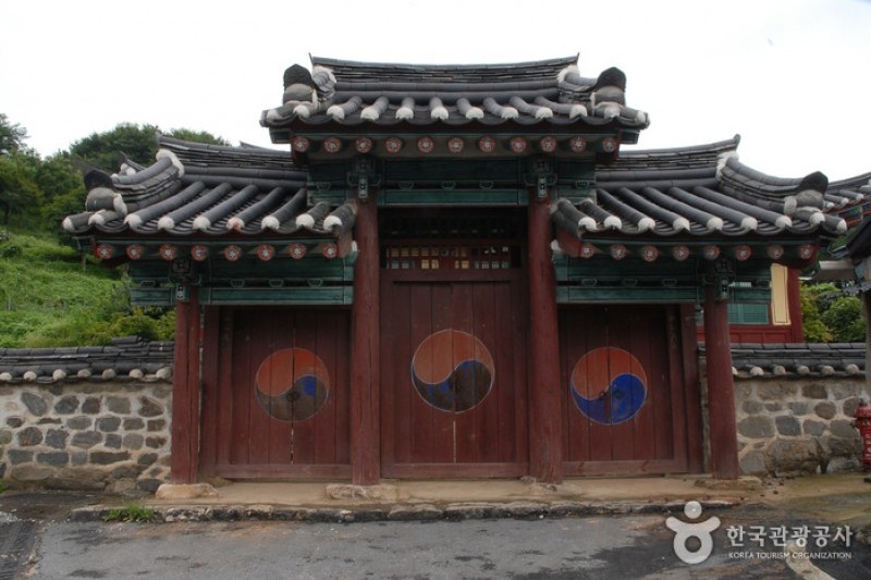 Jeonuihyanggyo Confucian School  (1/6)
