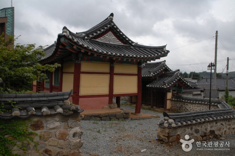 Jeonuihyanggyo Confucian School  (2/6)