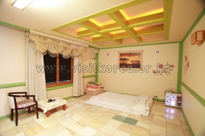 V Spa Motel - Goodstay  (2/15)