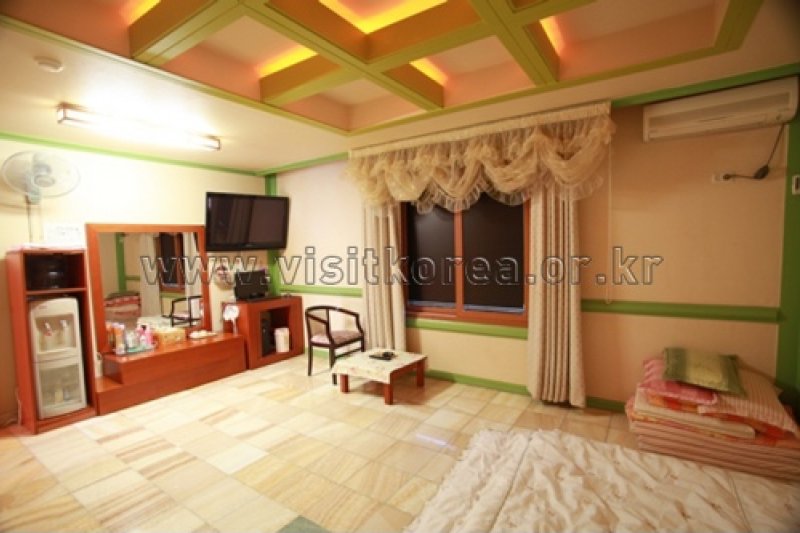 V Spa Motel - Goodstay  (3/15)