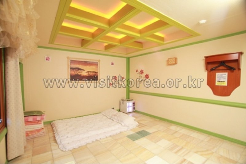 V Spa Motel - Goodstay  (4/15)