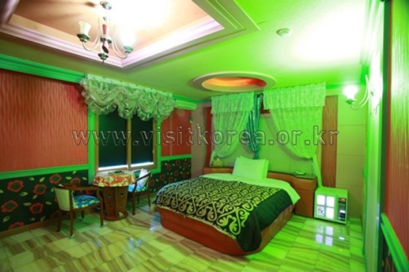 V Spa Motel - Goodstay  (5/15)