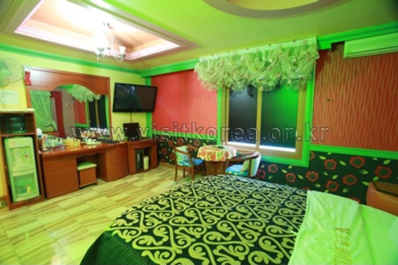 V Spa Motel - Goodstay  (7/15)