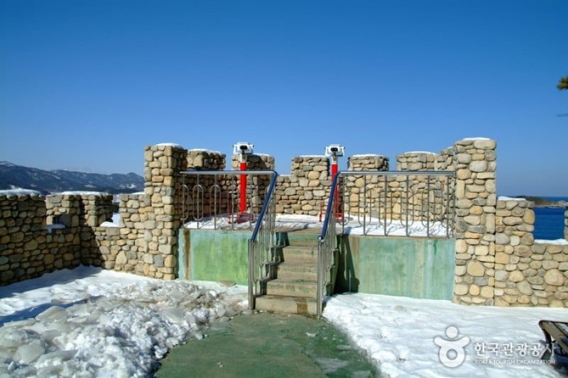 Castle at Hwajinpo  (3/4)