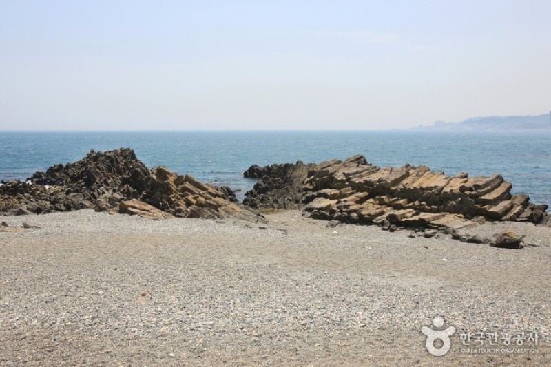 Jusangjeolli Cliff of Gangdong Hwaam Maeul Village (강동 화암 주상절리) (3/22)