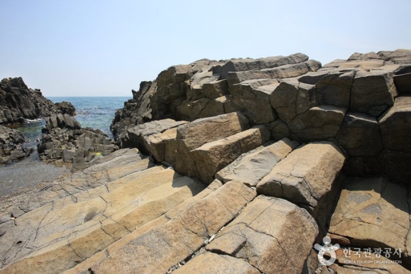 Jusangjeolli Cliff of Gangdong Hwaam Maeul Village (강동 화암 주상절리) (8/22)