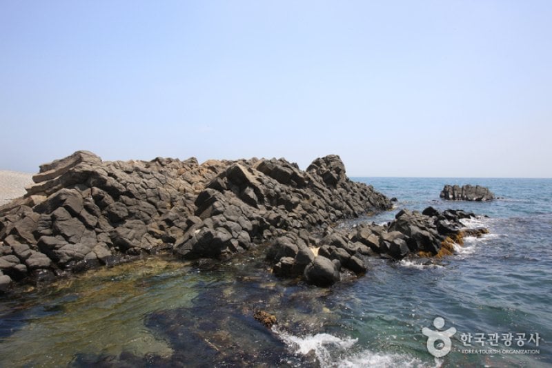 Jusangjeolli Cliff of Gangdong Hwaam Maeul Village (강동 화암 주상절리) (9/22)