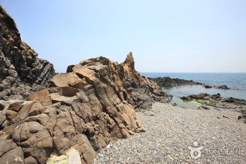 Jusangjeolli Cliff of Gangdong Hwaam Maeul Village (강동 화암 주상절리) (13/22)