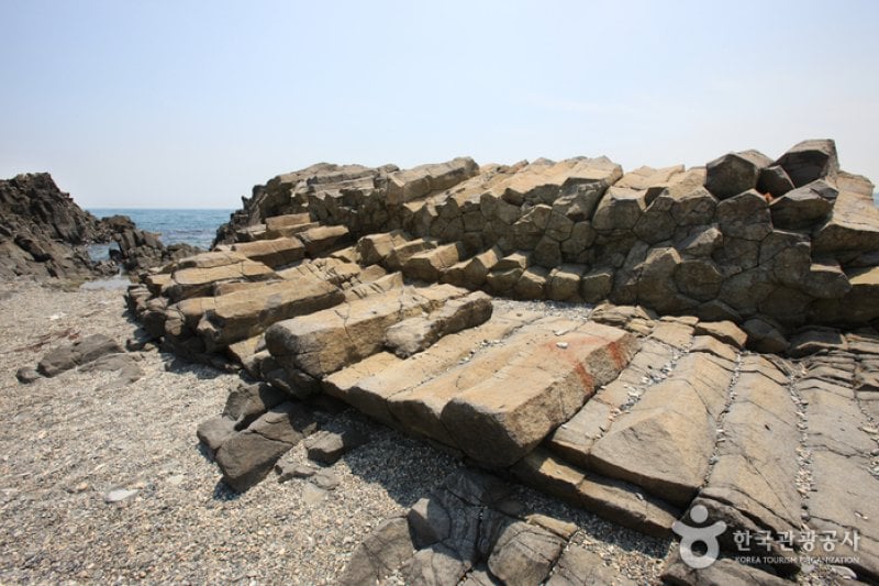 Jusangjeolli Cliff of Gangdong Hwaam Maeul Village (강동 화암 주상절리) (15/22)