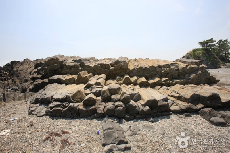 Jusangjeolli Cliff of Gangdong Hwaam Maeul Village (강동 화암 주상절리) (16/22)