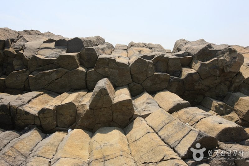 Jusangjeolli Cliff of Gangdong Hwaam Maeul Village (강동 화암 주상절리) (17/22)