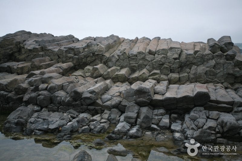 Jusangjeolli Cliff of Gangdong Hwaam Maeul Village (강동 화암 주상절리) (18/22)