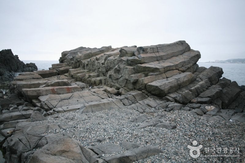 Jusangjeolli Cliff of Gangdong Hwaam Maeul Village (강동 화암 주상절리) (19/22)