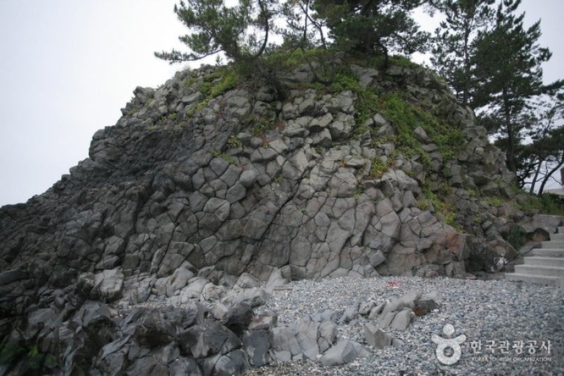 Jusangjeolli Cliff of Gangdong Hwaam Maeul Village (강동 화암 주상절리) (20/22)