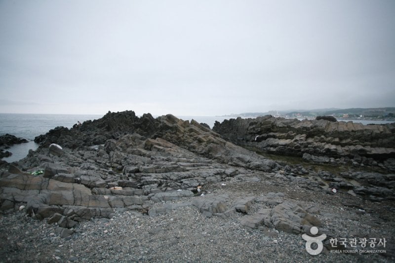 Jusangjeolli Cliff of Gangdong Hwaam Maeul Village (강동 화암 주상절리) (21/22)