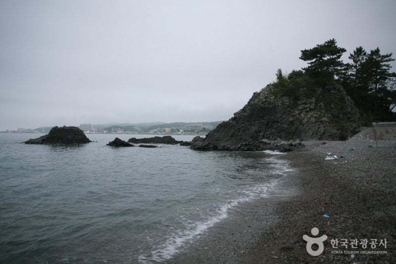 Jusangjeolli Cliff of Gangdong Hwaam Maeul Village (강동 화암 주상절리) (22/22)