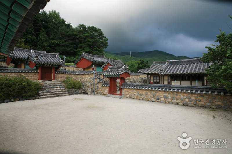 Relics of Park Jesang (Chisanseowon Confucian Academy) (박제상 유적 (치산서원)) (1/6)