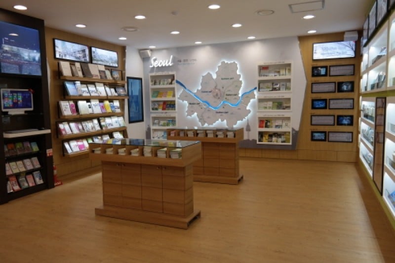 Myeong-dong Tourist Information Center  (4/7)