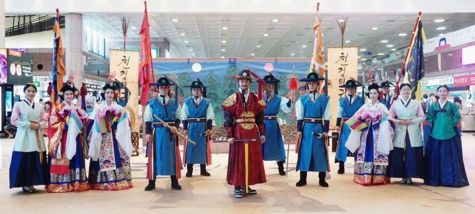I saw the Return of the Heavenly Swordperformance of the Korea Tourism Organization at Gimhae International Airport (1/40)