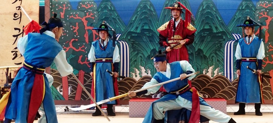 I saw the Return of the Heavenly Swordperformance of the Korea Tourism Organization at Gimhae International Airport (17/40)