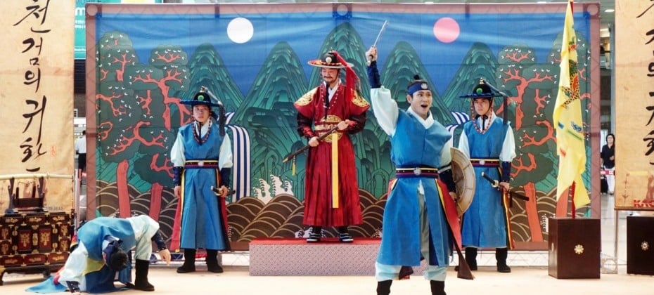 I saw the Return of the Heavenly Swordperformance of the Korea Tourism Organization at Gimhae International Airport (19/40)