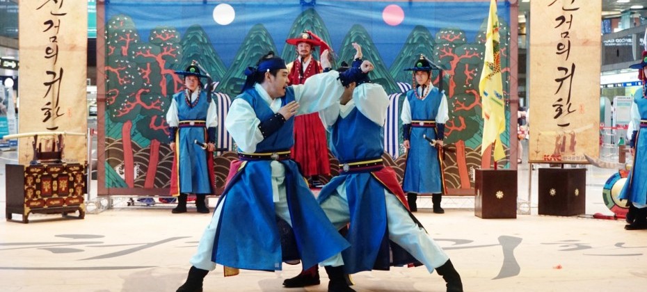 I saw the Return of the Heavenly Swordperformance of the Korea Tourism Organization at Gimhae International Airport (26/40)