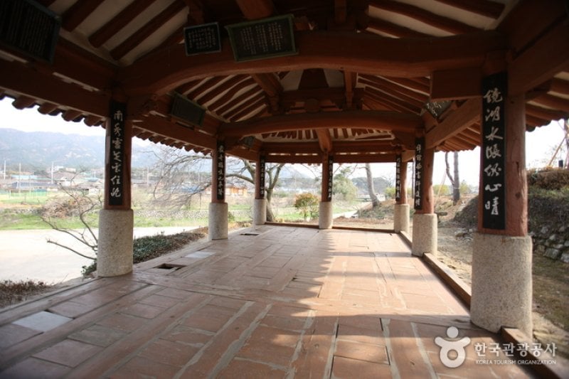 Yeongam Gurim Hanok Village  (4/42)