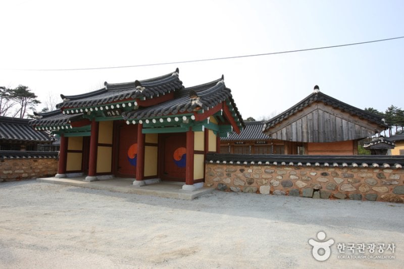 Yeongam Gurim Hanok Village  (10/42)