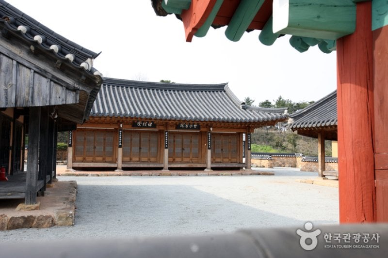 Yeongam Gurim Hanok Village  (13/42)