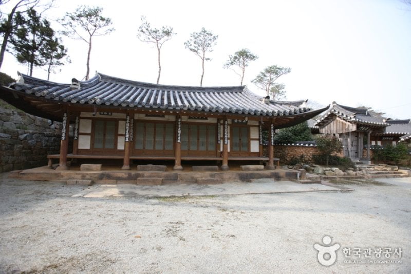 Yeongam Gurim Hanok Village  (14/42)
