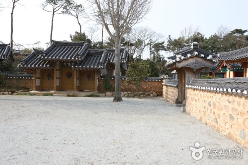 Yeongam Gurim Hanok Village  (16/42)