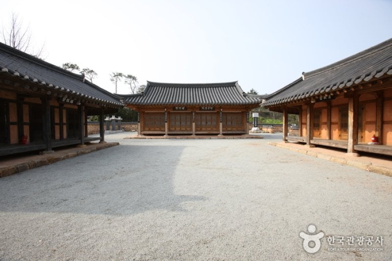 Yeongam Gurim Hanok Village  (17/42)