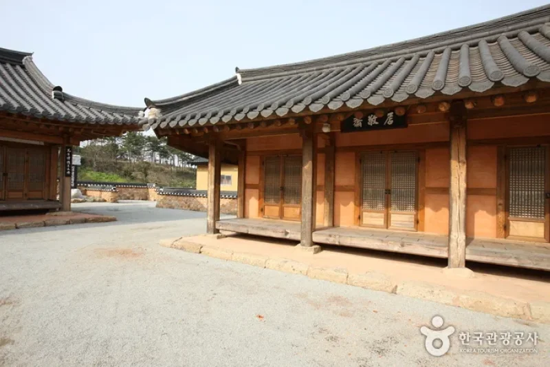 Yeongam Gurim Hanok Village  (18/42)