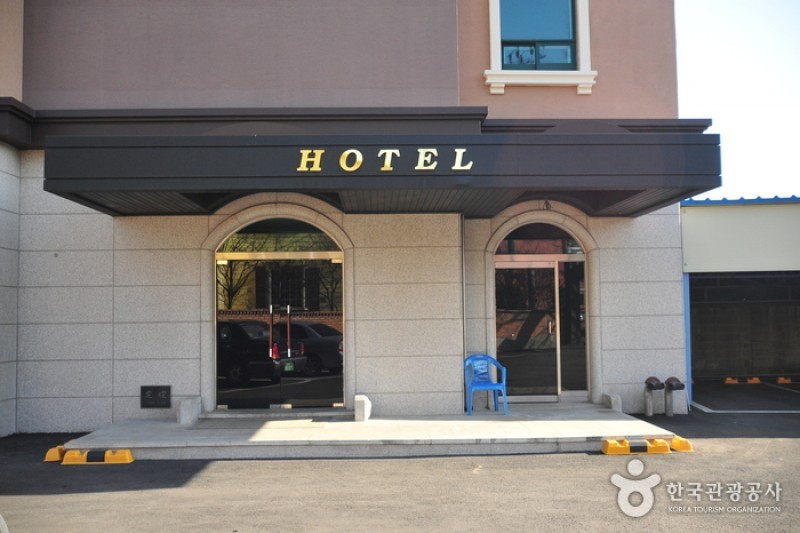 Q Hotel - Goodstay  (2/5)