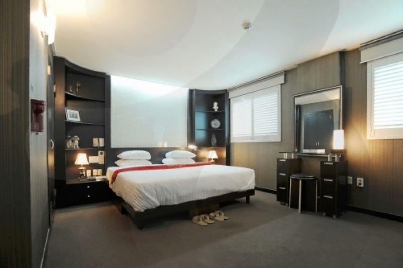 Eldis Regent Hotel  (12/23)