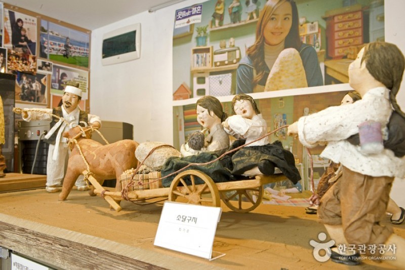 Choi Gi Soon Dackjongyi Doll Institute  (1/12)