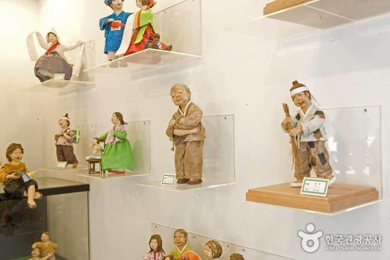 Choi Gi Soon Dackjongyi Doll Institute  (2/12)