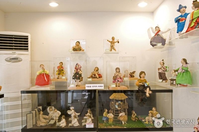 Choi Gi Soon Dackjongyi Doll Institute  (3/12)
