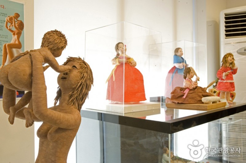Choi Gi Soon Dackjongyi Doll Institute  (4/12)