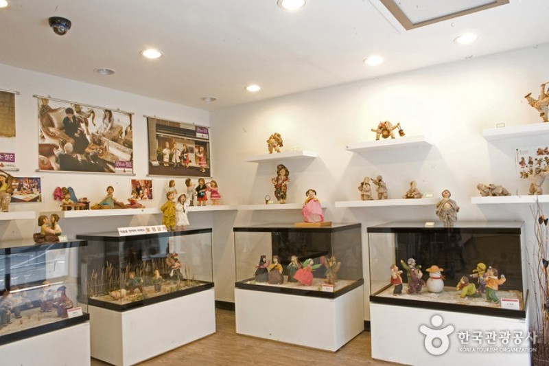 Choi Gi Soon Dackjongyi Doll Institute  (6/12)