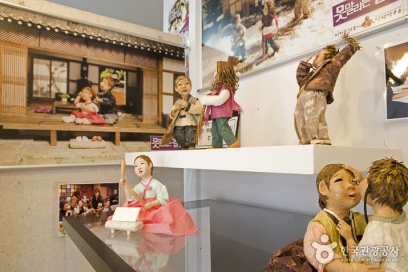 Choi Gi Soon Dackjongyi Doll Institute  (8/12)